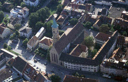 Luftbild des Landgerichts und der benachbarten evang. Stadtkirche